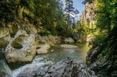 Cheile Bicazului – o spectaculoasă punte de legătură între Transilvania și Moldova, în partea centrală a Munților Hășmaș din Carpații Orientali