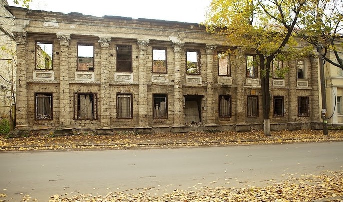 La strada dell’oro e il fascino perduto dell’Hotel Peterburg