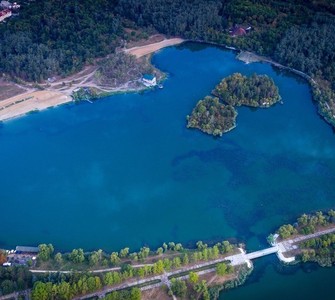 Un lac în formă de inimă, aici în Moldova